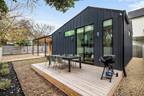 Outdoor dining - South 1st St Hideaway | 2BR | Patio | DT ATX (Austin)