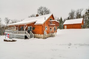 Exterior - Deck & Fire Pit: Secluded Cabin Near Lake Francis! (Pittsburg)