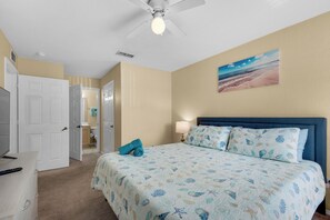 4 bedrooms, iron/ironing board, WiFi, bed sheets - Center of PCB w/ Pool! Close to Beach & Pier Park (Panama City Beach)
