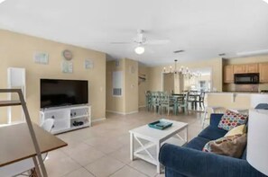 Smart TV, fireplace - Center of PCB w/ Pool! Close to Beach & Pier Park (Panama City Beach)