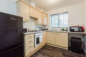 Mikroaaltouuni, uuni, liesi, keittoastiat/astiat/ruokailuvälineet