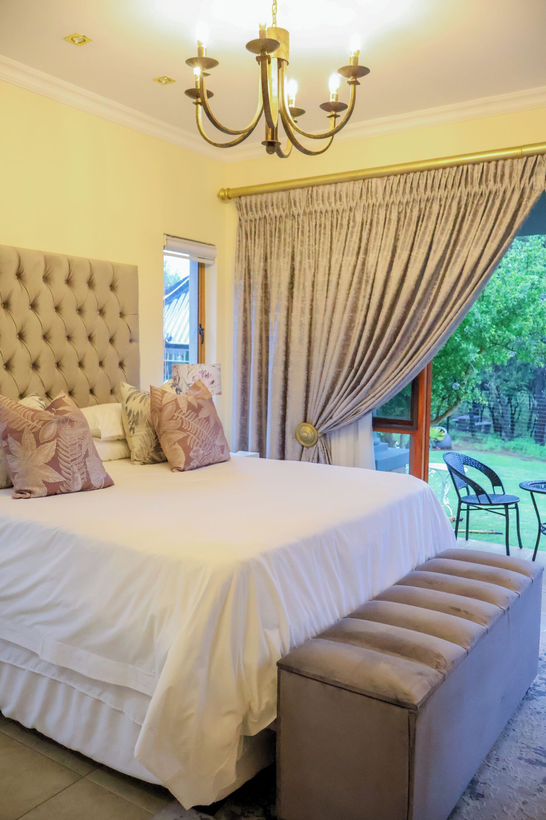 6 bedrooms, iron/ironing board, internet, bed sheets