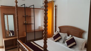 Habitación Deluxe doble, balcón, vistas al complejo turístico | Caja fuerte, escritorio, espacio para trabajar con un portátil