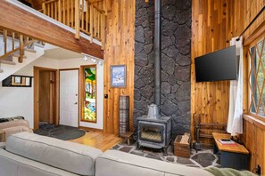 Een televisie, een dvd-speler en boeken