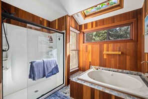 Dusche, Haartrockner, Handtücher, Shampoo