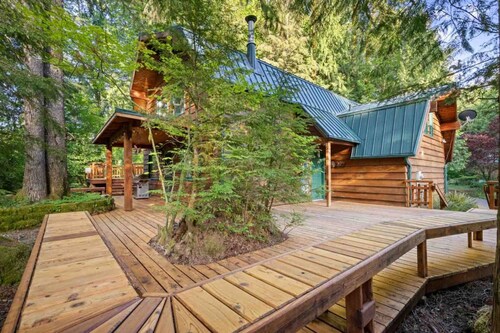 Fantastic Cabin on the Banks of Crystal Creek, Huge Deck,  Pet Friendly, 14 Miles to Government Camp