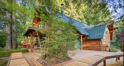 Fantastic Cabin on the Banks of Crystal Creek, Huge Deck, Pet Friendly, 14 Miles to Government Camp