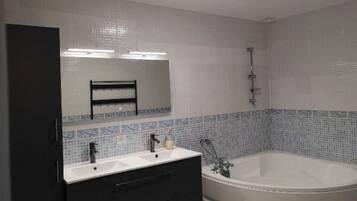 Secadora de cabello, toallas, jabón, papel de baño