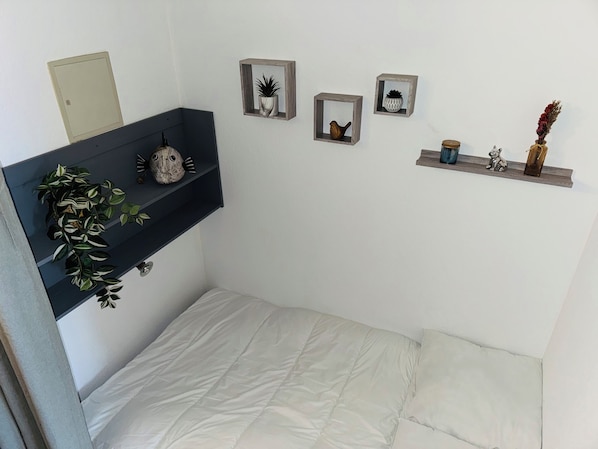 2 slaapkamers, een strijkplank/strijkijzer, reisbedje, gratis wifi