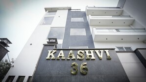 Un immeuble dont la façade porte en grand le nom « KAASHVI 36 ».