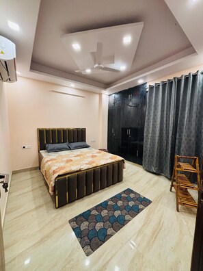 4 bedrooms, WiFi, bed sheets - Happy Homezz - Spacious 4BHK corporate apartment in fabulous Delhi (Delhi)