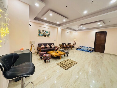 Happy Homezz - Spacious 4BHK corporate apartment in fabulous Delhi