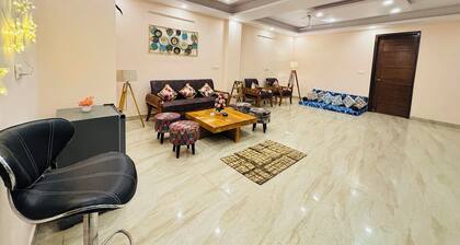 Happy Homezz - Spacious 4BHK corporate apartment in fabulous Delhi