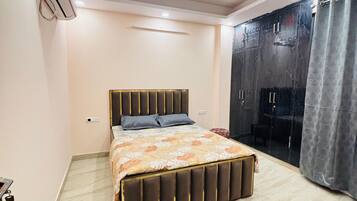 4 bedrooms, WiFi, bed sheets
