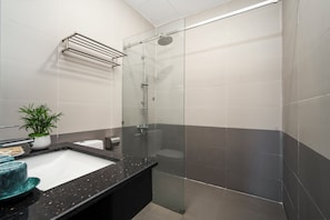 Douche, articles de toilette (gratuits), séchoir à cheveux, pantoufles