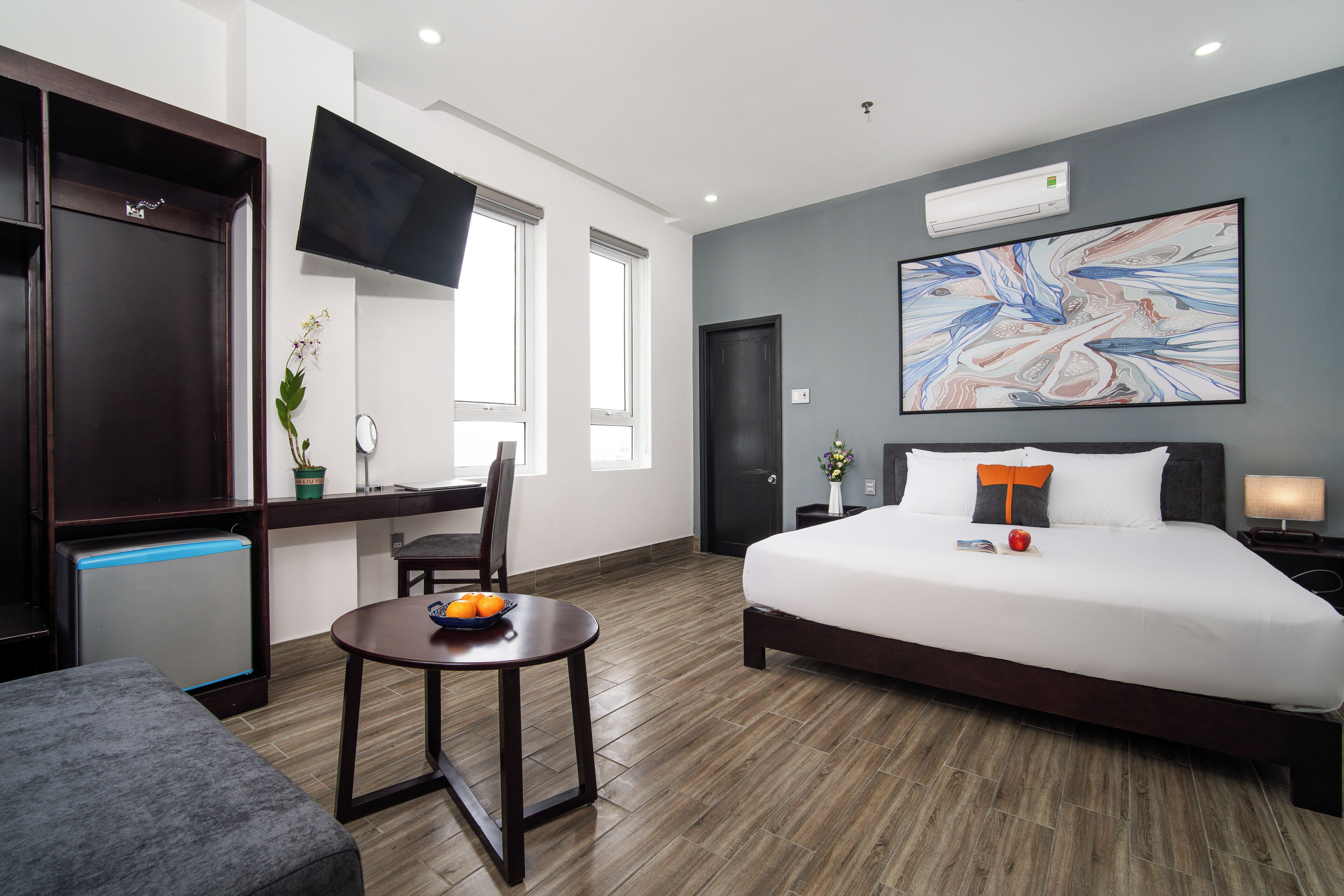 Minibar, escritorio, cortinas opacas y sistema de insonorización