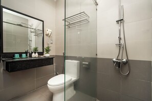 Signature Double Room | Bathroom | Shower, free toiletries, hair dryer, slippers