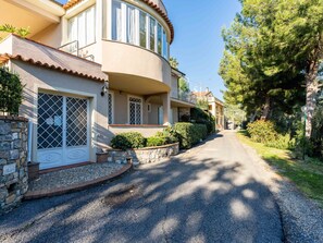 A residential building with a curved facade, stone steps, and a gated entrance. - Zenzero e Cannella by Interhome (Diano Marina)