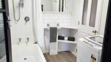 Een haardroger, handdoeken, zeep, toiletpapier