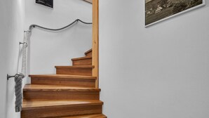 A wooden staircase with a rope barrier on the left side. - Villa in Austria Near Ski Slopes & Sauna (Rokytnice nad Jizerou)