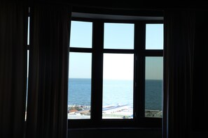 Individually furnished, desk, laptop workspace, blackout curtains - Olive Garden Hotel Baku (Baku)