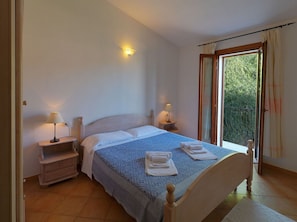 1 bedroom, travel cot, free WiFi, bed sheets