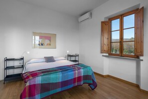 4 bedrooms, travel crib, free WiFi