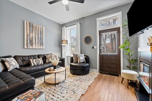 スマートテレビ、暖炉、テーブルサッカー台、書庫