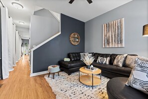 TV connectée, baby-foot, livres