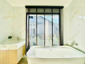 Shower, hair dryer, bidet, towels