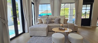Luxury 3-bedrooms family pool villa with AC and WiFi in good location Hangdong