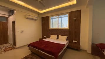 Desk, laptop workspace, soundproofing, free WiFi