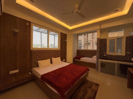 Desk, laptop workspace, soundproofing, free WiFi