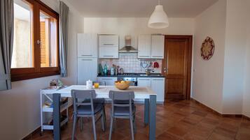 Frigorifero, forno, piano cottura, lavastoviglie