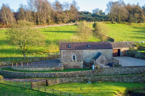 Discover the charm of this wonderful barn, nestled in the Peak District.