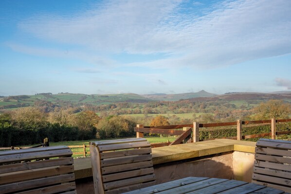 Property grounds - Discover the charm of this wonderful barn, nestled in the Peak District. (Rushton Spencer)