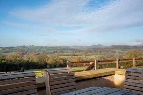 Discover the charm of this wonderful barn, nestled in the Peak District.