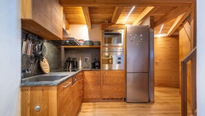 Una cocina moderna con armarios de madera, electrodomésticos de acero inoxidable y encimera de granito.
