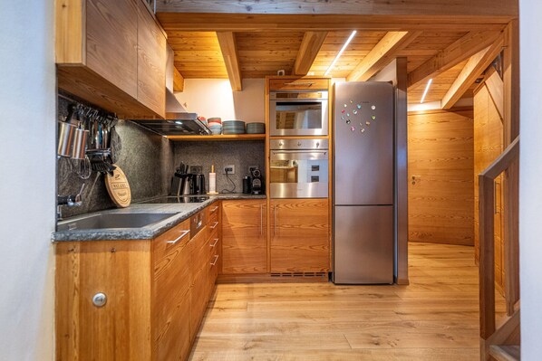 Frigorífico, microondas, horno y placa de cocina