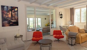 Smart TV, table tennis, books, stereo - "Sur Place" 4-12 people. Ideally suited for two or a large family. (Carcès)
