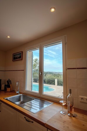 Fridge, microwave, oven, stovetop - "Sur Place" 4-12 people. Ideally suited for two or a large family. (Carcès)
