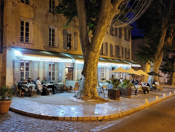 Outdoor dining - "Sur Place" 4-12 people. Ideally suited for two or a large family. (Carcès)
