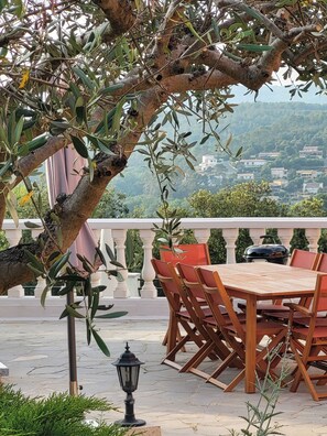 Outdoor dining - "Sur Place" 4-12 people. Ideally suited for two or a large family. (Carcès)