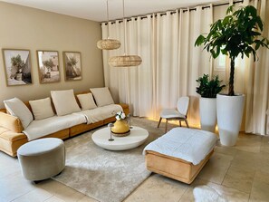 Smart TV, DVD player, mesa de pingue-pongue, livros