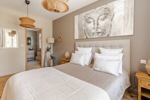 4 bedrooms, iron/ironing board, travel cot, free WiFi - Provencal villa near the beach for 10/12 people (Ceyreste)