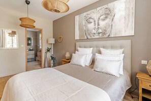 4 quartos, ferros/tábuas de passar roupa, berço de viagem