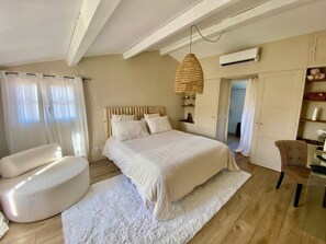 4 bedrooms, iron/ironing board, travel crib, free WiFi