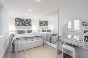 2 室のベッドルーム、アイロン / アイロン台、WiFi、ベッドシーツ