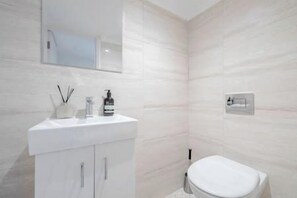 ヘアドライヤー、タオル、石鹸、トイレットペーパー