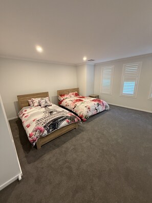 7 bedrooms, iron/ironing board, travel crib, WiFi - Big & Beautiful Modern Home, Ensuite with every Bedroom! Close to everything (Wyndham Vale)